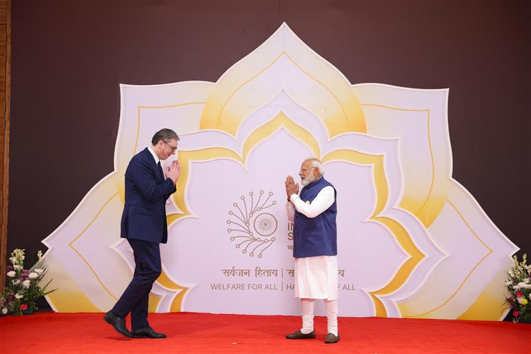 प्रधानमंत्री श्री नरेन्द्र मोदी 18 फरवरी, 2026 को नई दिल्ली में इंडिया एआई इम्पैक्ट समिट 2026 में विश्व के नेताओं का स्वागत करते हुए।