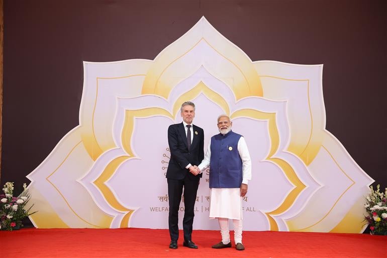 प्रधानमंत्री श्री नरेन्द्र मोदी 18 फरवरी, 2026 को नई दिल्ली में इंडिया एआई इम्पैक्ट समिट 2026 में विश्व के नेताओं का स्वागत करते हुए।
