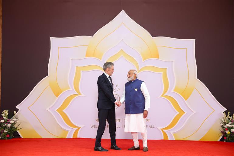 प्रधानमंत्री श्री नरेन्द्र मोदी 18 फरवरी, 2026 को नई दिल्ली में इंडिया एआई इम्पैक्ट समिट 2026 में विश्व के नेताओं का स्वागत करते हुए।
