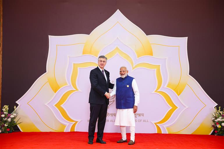 प्रधानमंत्री श्री नरेन्द्र मोदी 18 फरवरी, 2026 को नई दिल्ली में इंडिया एआई इम्पैक्ट समिट 2026 में विश्व के नेताओं का स्वागत करते हुए।