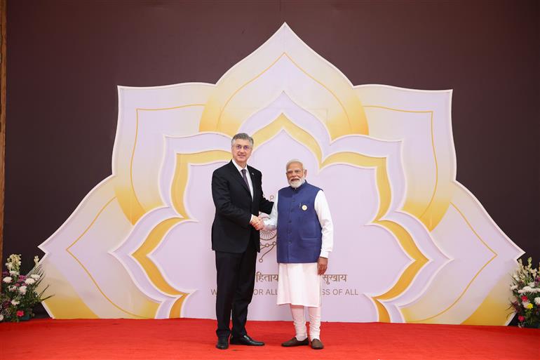 प्रधानमंत्री श्री नरेन्द्र मोदी 18 फरवरी, 2026 को नई दिल्ली में इंडिया एआई इम्पैक्ट समिट 2026 में विश्व के नेताओं का स्वागत करते हुए।