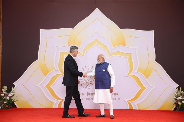 प्रधानमंत्री श्री नरेन्द्र मोदी 18 फरवरी, 2026 को नई दिल्ली में इंडिया एआई इम्पैक्ट समिट 2026 में विश्व के नेताओं का स्वागत करते हुए।