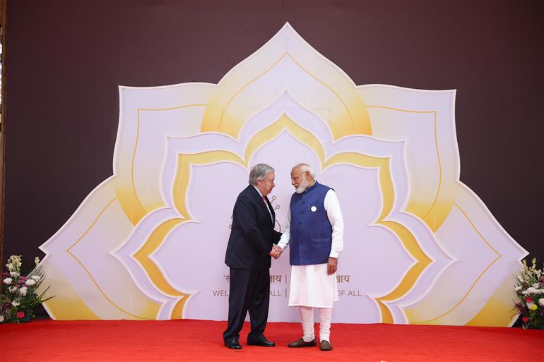 प्रधानमंत्री श्री नरेन्द्र मोदी 18 फरवरी, 2026 को नई दिल्ली में इंडिया एआई इम्पैक्ट समिट 2026 में विश्व के नेताओं का स्वागत करते हुए।