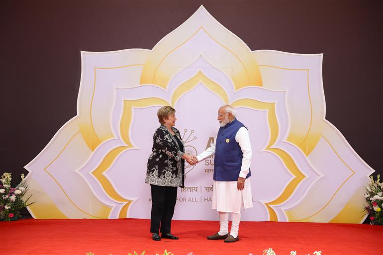 प्रधानमंत्री श्री नरेन्द्र मोदी 18 फरवरी, 2026 को नई दिल्ली में इंडिया एआई इम्पैक्ट समिट 2026 में विश्व के नेताओं का स्वागत करते हुए।