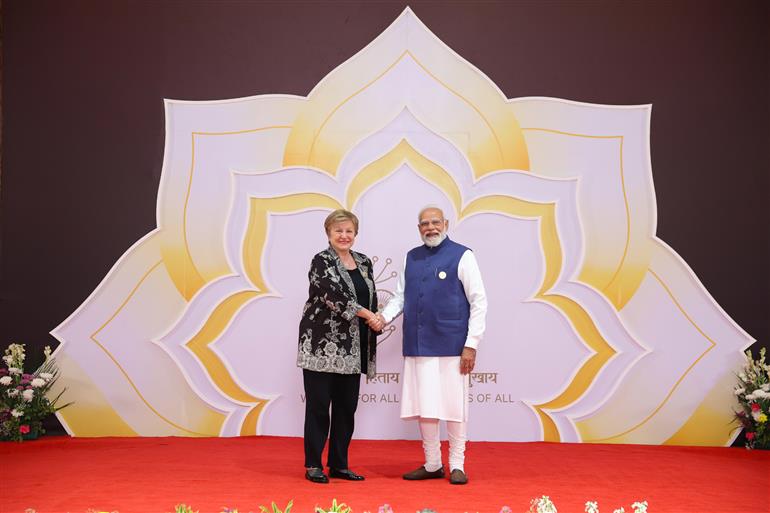 प्रधानमंत्री श्री नरेन्द्र मोदी 18 फरवरी, 2026 को नई दिल्ली में इंडिया एआई इम्पैक्ट समिट 2026 में विश्व के नेताओं का स्वागत करते हुए।