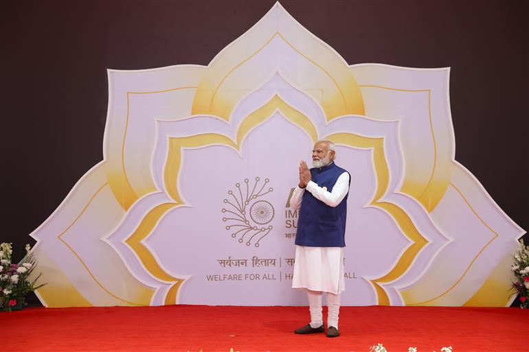 प्रधानमंत्री श्री नरेन्द्र मोदी 18 फरवरी, 2026 को नई दिल्ली में इंडिया एआई इम्पैक्ट समिट 2026 में विश्व के नेताओं का स्वागत करते हुए।