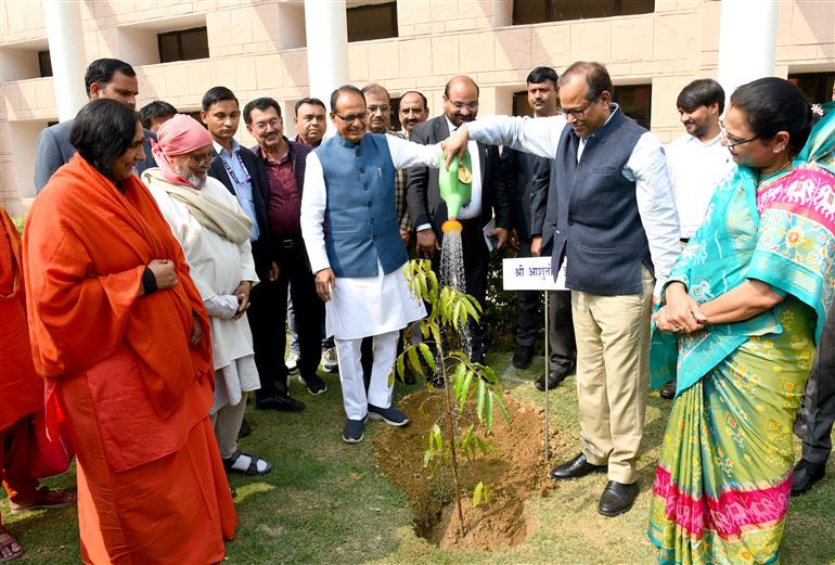 The Union Minister of Agriculture & Farmers Welfare and Rural Development, Shri Shivraj Singh Chouhan planting a sapling during the Five Years of the ‘One Sapling a Day’ Initiative programme, in New Delhi on February 19, 2026.