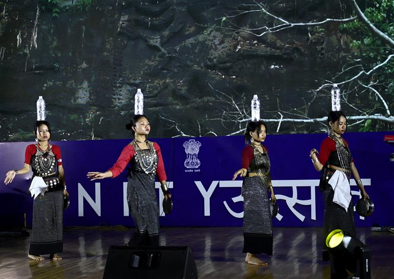 19 फरवरी, 2026 को दिल्ली कैंट के मानेकशॉ सेंटर में नॉर्थ ईस्ट एसोसिएशन फॉर सोशल वेलफेयर फाउंडेशन के सहयोग से असम राइफल्स द्वारा आयोजित 'यूनिटी उत्सव 2.0 - एक राष्ट्र, एक सपना' कार्यक्रम के दौरान सांस्कृतिक प्रस्तुति की झलकियां। इस अवसर पर केंद्रीय गृह राज्य मंत्री श्री नित्यानंद राय भी उपस्थित हैं।