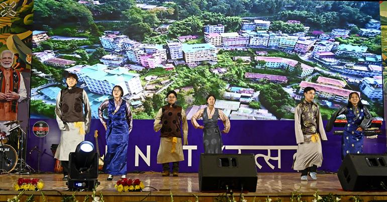 19 फरवरी, 2026 को दिल्ली कैंट के मानेकशॉ सेंटर में नॉर्थ ईस्ट एसोसिएशन फॉर सोशल वेलफेयर फाउंडेशन के सहयोग से असम राइफल्स द्वारा आयोजित 'यूनिटी उत्सव 2.0 - एक राष्ट्र, एक सपना' कार्यक्रम के दौरान सांस्कृतिक प्रस्तुति की झलकियां। इस अवसर पर केंद्रीय गृह राज्य मंत्री श्री नित्यानंद राय भी उपस्थित हैं।