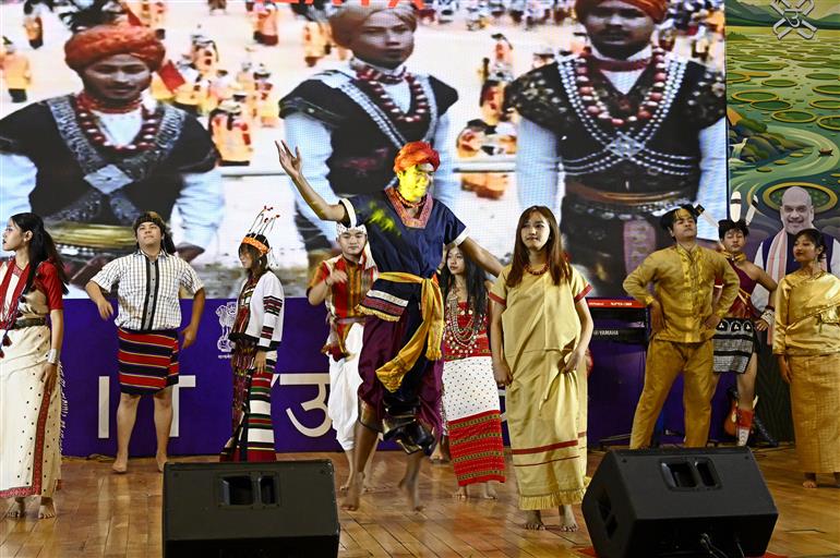 19 फरवरी, 2026 को दिल्ली कैंट के मानेकशॉ सेंटर में नॉर्थ ईस्ट एसोसिएशन फॉर सोशल वेलफेयर फाउंडेशन के सहयोग से असम राइफल्स द्वारा आयोजित 'यूनिटी उत्सव 2.0 - एक राष्ट्र, एक सपना' कार्यक्रम के दौरान सांस्कृतिक प्रस्तुति की झलकियां। इस अवसर पर केंद्रीय गृह राज्य मंत्री श्री नित्यानंद राय भी उपस्थित हैं।