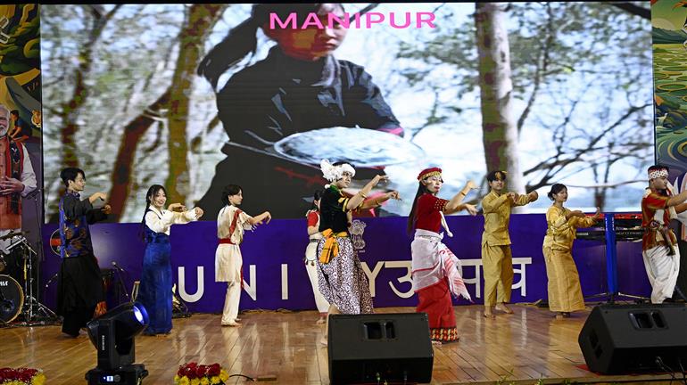 19 फरवरी, 2026 को दिल्ली कैंट के मानेकशॉ सेंटर में नॉर्थ ईस्ट एसोसिएशन फॉर सोशल वेलफेयर फाउंडेशन के सहयोग से असम राइफल्स द्वारा आयोजित 'यूनिटी उत्सव 2.0 - एक राष्ट्र, एक सपना' कार्यक्रम के दौरान सांस्कृतिक प्रस्तुति की झलकियां। इस अवसर पर केंद्रीय गृह राज्य मंत्री श्री नित्यानंद राय भी उपस्थित हैं।