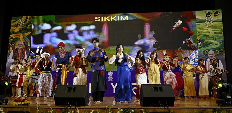 19 फरवरी, 2026 को दिल्ली कैंट के मानेकशॉ सेंटर में नॉर्थ ईस्ट एसोसिएशन फॉर सोशल वेलफेयर फाउंडेशन के सहयोग से असम राइफल्स द्वारा आयोजित 'यूनिटी उत्सव 2.0 - एक राष्ट्र, एक सपना' कार्यक्रम के दौरान सांस्कृतिक प्रस्तुति की झलकियां। इस अवसर पर केंद्रीय गृह राज्य मंत्री श्री नित्यानंद राय भी उपस्थित हैं।