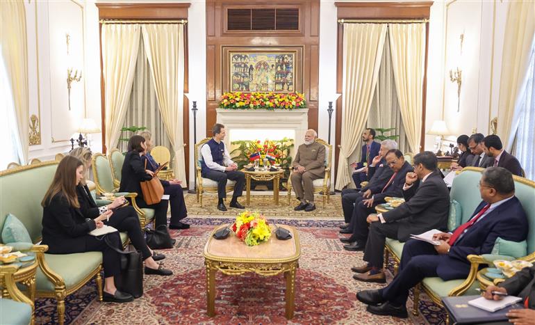 प्रधानमंत्री श्री नरेन्द्र मोदी 20 फरवरी, 2026 को नई दिल्ली स्थित हैदराबाद हाउस में इंडिया एआई इम्पैक्ट समिट-2026 के अवसर पर लिकटेंस्टीन के महामहिम वंशानुगत प्रिंस एलोइस के साथ बैठक करते हुए।:Prime Minister