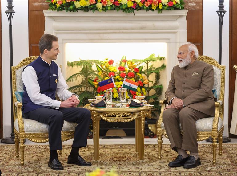 प्रधानमंत्री श्री नरेन्द्र मोदी 20 फरवरी, 2026 को नई दिल्ली स्थित हैदराबाद हाउस में इंडिया एआई इम्पैक्ट समिट-2026 के अवसर पर लिकटेंस्टीन के महामहिम वंशानुगत प्रिंस एलोइस के साथ बैठक करते हुए।:Prime Minister