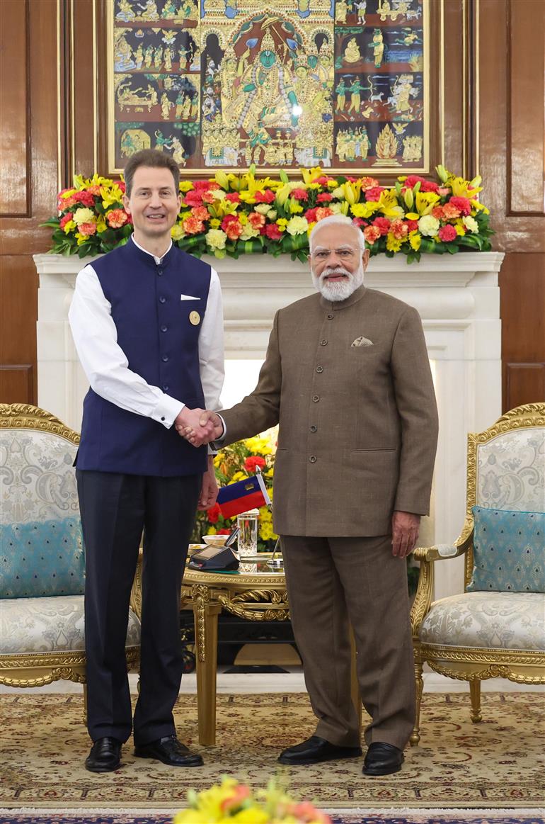 प्रधानमंत्री श्री नरेन्द्र मोदी 20 फरवरी, 2026 को नई दिल्ली स्थित हैदराबाद हाउस में इंडिया एआई इम्पैक्ट समिट-2026 के अवसर पर लिकटेंस्टीन के महामहिम वंशानुगत प्रिंस एलोइस के साथ बैठक करते हुए।:Prime Minister