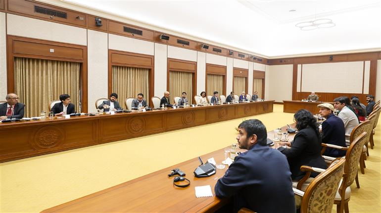 प्रधानमंत्री श्री नरेन्द्र मोदी 20 फरवरी, 2026 को नई दिल्ली में एआई के मुख्य कार्यकारी अधिकारियों के साथ एक गोलमेज बैठक करते हुए।