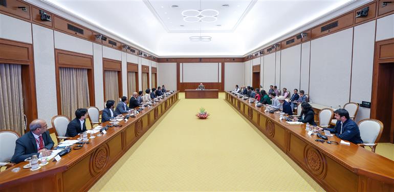 प्रधानमंत्री श्री नरेन्द्र मोदी 20 फरवरी, 2026 को नई दिल्ली में एआई के मुख्य कार्यकारी अधिकारियों के साथ एक गोलमेज बैठक करते हुए।