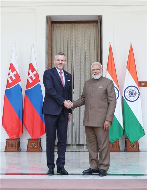 प्रधानमंत्री श्री नरेन्द्र मोदी 20 फरवरी, 2026 को नई दिल्ली स्थित हैदराबाद हाउस में स्लोवाक गणराज्य के राष्ट्रपति श्री पीटर पेलेग्रिनी से मुलाकात करते हुए।