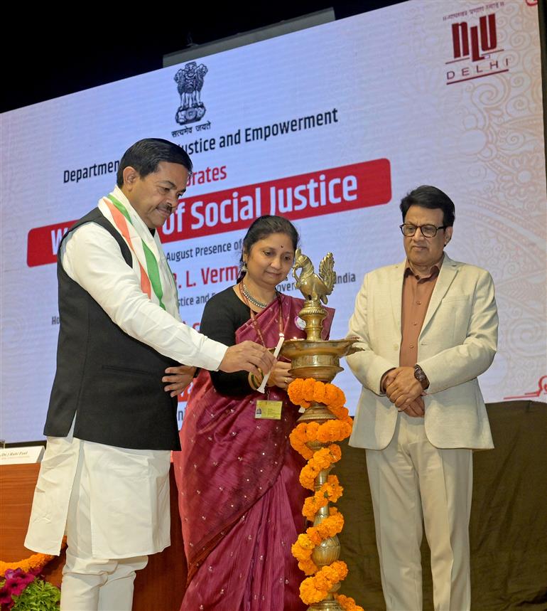 केंद्रीय उपभोक्ता मामले, खाद्य एवं सार्वजनिक वितरण और सामाजिक न्याय एवं अधिकारिता राज्य मंत्री श्री बी.एल. वर्मा 20 फरवरी, 2026 को नई दिल्ली में नेशनल लॉ यूनिवर्सिटी में 'विश्व सामाजिक न्याय दिवस' के अवसर पर आयोजित कार्यक्रम में दीप प्रज्ज्वलित करते हुए।