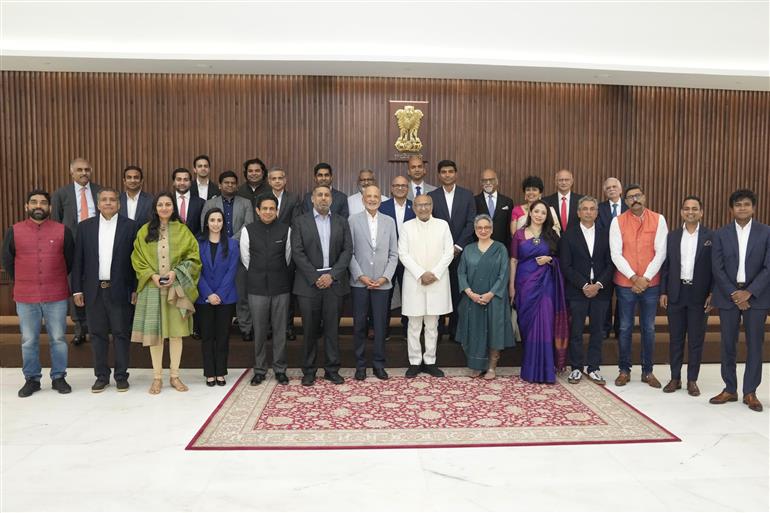 इंडिया एआई समिट 2026 में भाग लेने वाले सीईओ और प्रतिनिधियों का एक समूह 18 फरवरी, 2026 को नई दिल्ली स्थित उपराष्ट्रपति भवन में उपराष्ट्रपति श्री सी.पी. राधाकृष्णन से मुलाकात करते हुए।