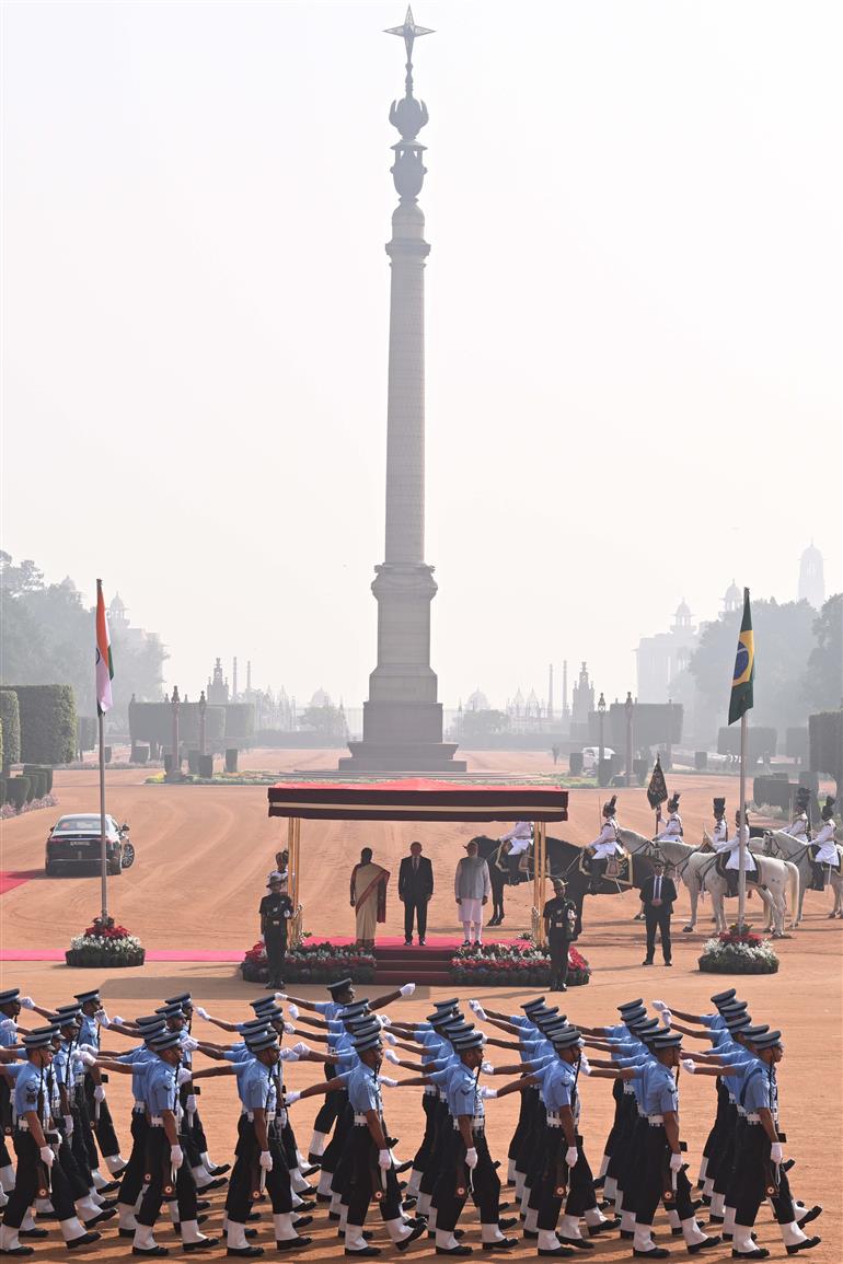 राष्ट्रपति श्रीमती द्रौपदी मुर्मु 21 फरवरी, 2026 को नई दिल्ली स्थित राष्ट्रपति भवन में ब्राजील के राष्ट्रपति श्री लुइज इनासियो लूला डा सिल्वा का औपचारिक स्वागत करती हुईं।