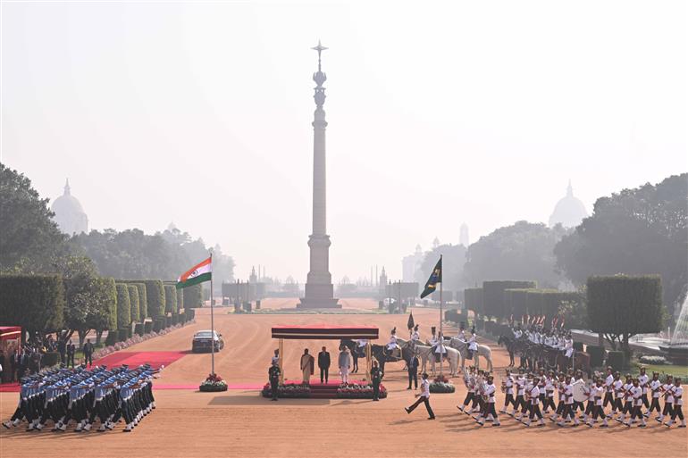राष्ट्रपति श्रीमती द्रौपदी मुर्मु 21 फरवरी, 2026 को नई दिल्ली स्थित राष्ट्रपति भवन में ब्राजील के राष्ट्रपति श्री लुइज इनासियो लूला डा सिल्वा का औपचारिक स्वागत करती हुईं।