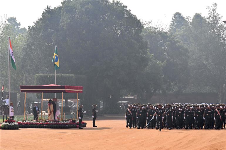 राष्ट्रपति श्रीमती द्रौपदी मुर्मु 21 फरवरी, 2026 को नई दिल्ली स्थित राष्ट्रपति भवन में ब्राजील के राष्ट्रपति श्री लुइज इनासियो लूला डा सिल्वा का औपचारिक स्वागत करती हुईं।