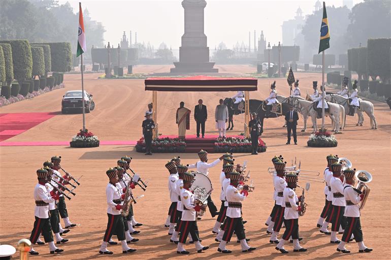 राष्ट्रपति श्रीमती द्रौपदी मुर्मु 21 फरवरी, 2026 को नई दिल्ली स्थित राष्ट्रपति भवन में ब्राजील के राष्ट्रपति श्री लुइज इनासियो लूला डा सिल्वा का औपचारिक स्वागत करती हुईं।