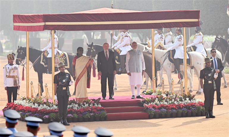 राष्ट्रपति श्रीमती द्रौपदी मुर्मु 21 फरवरी, 2026 को नई दिल्ली स्थित राष्ट्रपति भवन में ब्राजील के राष्ट्रपति श्री लुइज इनासियो लूला डा सिल्वा का औपचारिक स्वागत करती हुईं।