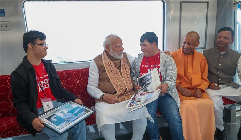 प्रधानमंत्री श्री नरेन्द्र मोदी 22 फरवरी, 2026 को उत्तर प्रदेश के मेरठ साउथ स्टेशन तक मेट्रो यात्रा करते हुए।

