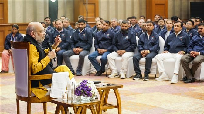 केंद्रीय गृह एवं सहकारिता मंत्री श्री अमित शाह 23 फरवरी, 2026 को नई दिल्ली में भारत टैक्सी के 'सारथियों' के साथ बातचीत करते हुए।
