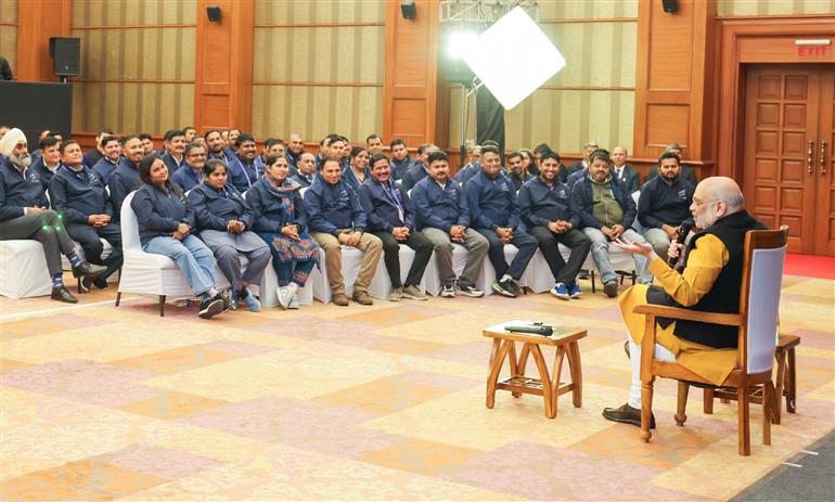 केंद्रीय गृह एवं सहकारिता मंत्री श्री अमित शाह 23 फरवरी, 2026 को नई दिल्ली में भारत टैक्सी के 'सारथियों' के साथ बातचीत करते हुए।
