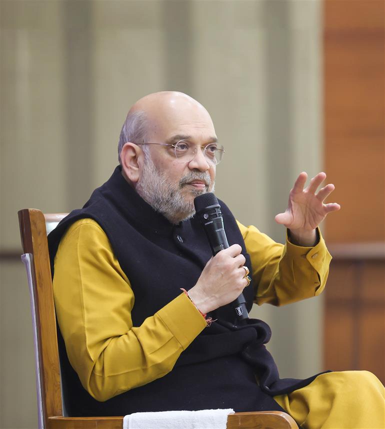 केंद्रीय गृह एवं सहकारिता मंत्री श्री अमित शाह 23 फरवरी, 2026 को नई दिल्ली में भारत टैक्सी के 'सारथियों' के साथ बातचीत करते हुए।
