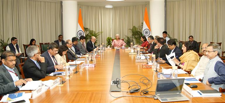 केंद्रीय वित्त एवं कॉर्पोरेट कार्य मंत्री श्रीमती निर्मला सीतारमण 23 फरवरी, 2026 को नई दिल्ली में नीति आयोग के अधिकारियों के साथ एक बैठक करती हुईं।
