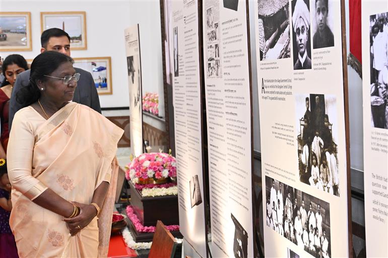 राष्ट्रपति श्रीमती द्रौपदी मुर्मु 23 फरवरी, 2026 को नई दिल्ली स्थित राष्ट्रपति भवन सांस्कृतिक केंद्र में आयोजित 'राजाजी उत्सव' के दौरान प्रदर्शनी का अवलोकन करती हुईं।
