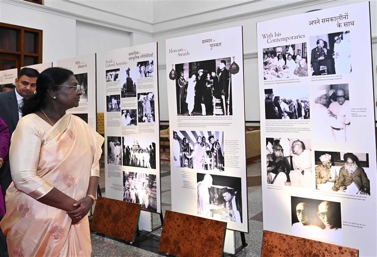 राष्ट्रपति श्रीमती द्रौपदी मुर्मु 23 फरवरी, 2026 को नई दिल्ली स्थित राष्ट्रपति भवन सांस्कृतिक केंद्र में आयोजित 'राजाजी उत्सव' के दौरान प्रदर्शनी का अवलोकन करती हुईं।