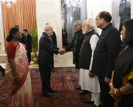 उपराष्ट्रपति श्री सी. पी. राधाकृष्णन 21 फरवरी, 2026 को नई दिल्ली स्थित राष्ट्रपति भवन में ब्राजील के राष्ट्रपति श्री लुइज इनासियो लूला डा सिल्वा के सम्मान में राष्ट्रपति श्रीमती द्रौपदी मुर्मु द्वारा आयोजित भोज में शामिल हुए।