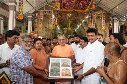 उपराष्ट्रपति श्री सी. पी. राधाकृष्णन 22 फरवरी, 2026 को तमिलनाडु के शिवगंगा के थिरुकोष्टियूर में सौम्य नारायण पेरुमल मंदिर का दौरा करते हुए।
