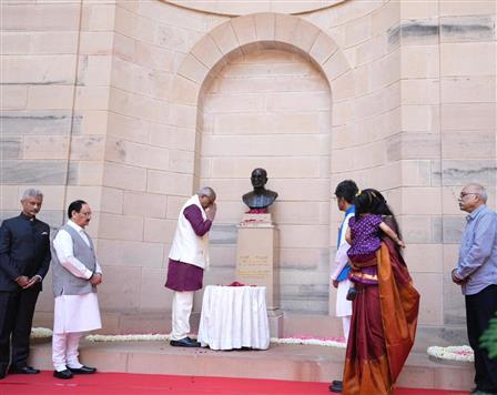 उपराष्ट्रपति श्री सी. पी. राधाकृष्णन 23 फरवरी, 2026 को नई दिल्ली स्थित राष्ट्रपति भवन में आयोजित 'राजाजी उत्सव' में शामिल हुए। इस अवसर पर राष्ट्रपति श्रीमती द्रौपदी मुर्मु ने श्री सी. राजगोपालाचारी की प्रतिमा का अनावरण किया।