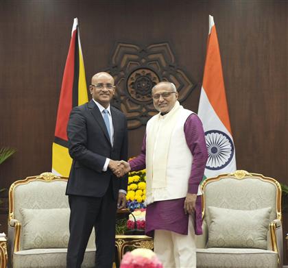 गुयाना के उपराष्ट्रपति महामहिम डॉ. भरत जगदेव 23 फरवरी, 2026 को नई दिल्ली स्थित उपराष्ट्रपति भवन में उपराष्ट्रपति श्री सी.पी. राधाकृष्णन से मुलाकात करते हुए।