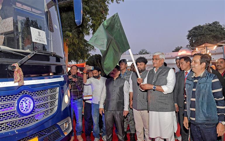 केंद्रीय संस्कृति एवं पर्यटन मंत्री श्री गजेंद्र सिंह शेखावत 23 फरवरी, 2026 को नई दिल्ली में रंग राजस्थान - रंग रथ यात्रा को हरी झंडी दिखाने के समारोह में शामिल हुए।