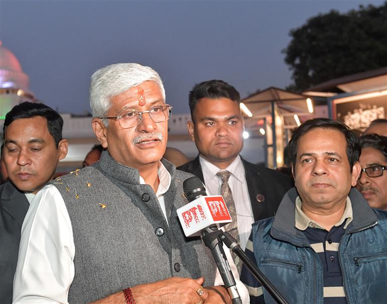 केंद्रीय संस्कृति एवं पर्यटन मंत्री श्री गजेंद्र सिंह शेखावत 23 फरवरी, 2026 को नई दिल्ली में रंग राजस्थान - रंग रथ यात्रा को हरी झंडी दिखाने के समारोह के दौरान मीडियाकर्मियों से बातचीत करते हुए।
