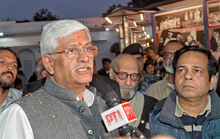 केंद्रीय संस्कृति एवं पर्यटन मंत्री श्री गजेंद्र सिंह शेखावत 23 फरवरी, 2026 को नई दिल्ली में रंग राजस्थान - रंग रथ यात्रा को हरी झंडी दिखाने के समारोह के दौरान मीडियाकर्मियों से बातचीत करते हुए।