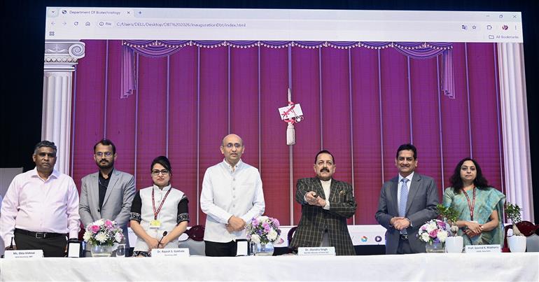 केन्द्रीय विज्ञान और प्रौद्योगिकी राज्य मंत्री (स्वतंत्र प्रभार), पृथ्वी विज्ञान (स्वतंत्र प्रभार), प्रधानमंत्री कार्यालय, कार्मिक, लोक शिकायत और पेंशन, परमाणु ऊर्जा और अंतरिक्ष विभाग राज्य मंत्री डॉ. जितेंद्र सिंह 24 फरवरी, 2026 को नई दिल्ली में विज्ञान एवं प्रौद्योगिकी मंत्रालय के जैव प्रौद्योगिकी विभाग के 40वें स्थापना दिवस समारोह में "सुजीविका" जैव उत्पाद वेब पोर्टल का शुभारंभ करते हुए।