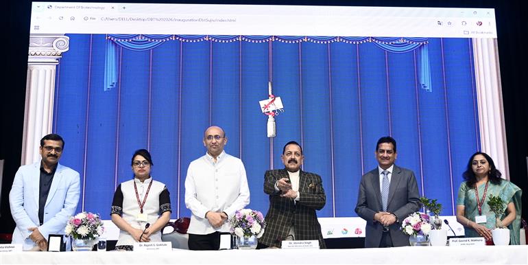 केन्द्रीय विज्ञान और प्रौद्योगिकी राज्य मंत्री (स्वतंत्र प्रभार), पृथ्वी विज्ञान (स्वतंत्र प्रभार), प्रधानमंत्री कार्यालय, कार्मिक, लोक शिकायत और पेंशन, परमाणु ऊर्जा और अंतरिक्ष विभाग राज्य मंत्री डॉ. जितेंद्र सिंह 24 फरवरी, 2026 को नई दिल्ली में विज्ञान एवं प्रौद्योगिकी मंत्रालय के जैव प्रौद्योगिकी विभाग के 40वें स्थापना दिवस समारोह में "सुजीविका" जैव उत्पाद वेब पोर्टल का शुभारंभ करते हुए।