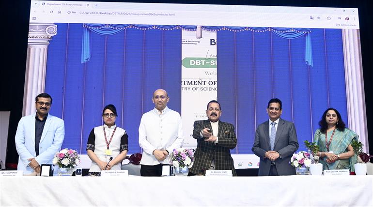 केन्द्रीय विज्ञान और प्रौद्योगिकी राज्य मंत्री (स्वतंत्र प्रभार), पृथ्वी विज्ञान (स्वतंत्र प्रभार), प्रधानमंत्री कार्यालय, कार्मिक, लोक शिकायत और पेंशन, परमाणु ऊर्जा और अंतरिक्ष विभाग राज्य मंत्री डॉ. जितेंद्र सिंह 24 फरवरी, 2026 को नई दिल्ली में विज्ञान एवं प्रौद्योगिकी मंत्रालय के जैव प्रौद्योगिकी विभाग के 40वें स्थापना दिवस समारोह में "सुजीविका" जैव उत्पाद वेब पोर्टल का शुभारंभ करते हुए।