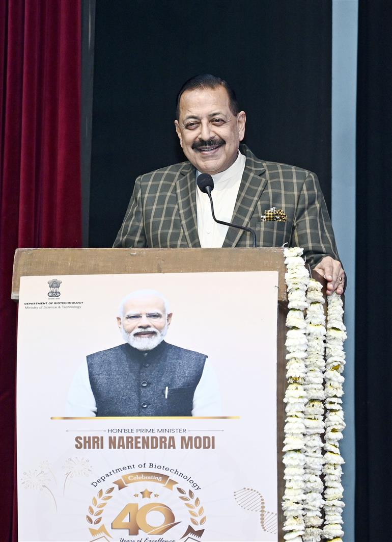 केन्द्रीय विज्ञान और प्रौद्योगिकी राज्य मंत्री (स्वतंत्र प्रभार), पृथ्वी विज्ञान (स्वतंत्र प्रभार), प्रधानमंत्री कार्यालय, कार्मिक, लोक शिकायत और पेंशन, परमाणु ऊर्जा और अंतरिक्ष  विभाग राज्य मंत्री डॉ. जितेंद्र सिंह 24 फरवरी, 2026 को नई दिल्ली में विज्ञान एवं प्रौद्योगिकी मंत्रालय के जैव प्रौद्योगिकी विभाग के 40वें स्थापना दिवस समारोह को संबोधित करते हुए।