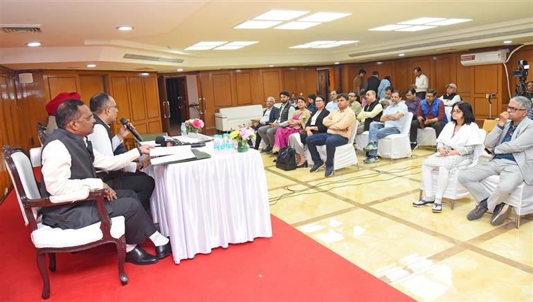 खाद्य प्रसंस्करण उद्योग मंत्रालय के सचिव श्री अविनाश जोशी 24 फरवरी, 2026 को नई दिल्ली में "उभरते और सतत स्वास्थ्यवर्धक खाद्य पदार्थों के लिए उन्नत अगली पीढ़ी के दृष्टिकोण (एएनवीईएसएच-2026)" पर एक कर्टेन रेज़र प्रेस कॉन्फ्रेंस को संबोधित करते हुए।