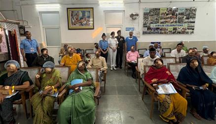 सैन्य नेत्र चिकित्सकों की टीम ने 24 फरवरी, 2026 को उत्तर प्रदेश के गोरखपुर में मेगा एडवांस्ड सर्जिकल आई कैंप के पहले दिन 100 से अधिक सर्जरी कीं।