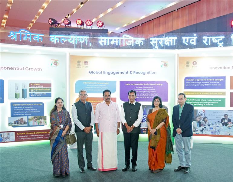 केंद्रीय श्रम एवं रोजगार और युवा कार्यक्रम एवं खेल मंत्री डॉ. मनसुख मांडविया 24 फरवरी, 2026 को नई दिल्ली में कर्मचारी राज्य बीमा निगम (ईएसआईसी) के 75वें स्थापना दिवस समारोह में शामिल हुए।